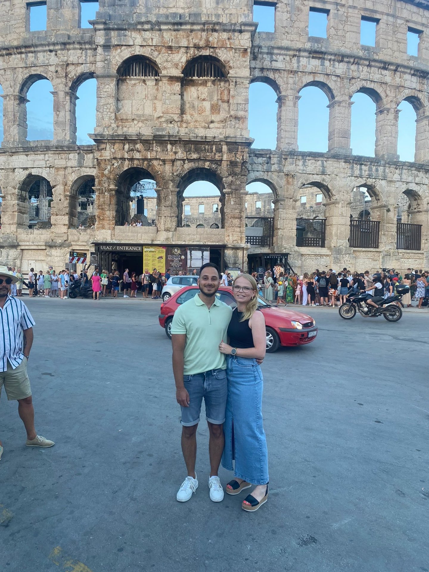 Kaan en Zoë voor de Arena van Pula