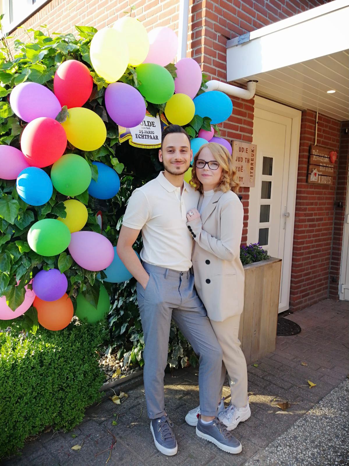 Kaan en Zoë bij een ballonnenboog